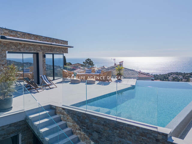 Villa de 265m2 avec vue mer entièrement rénovée en 2025, aux Issambres — photo du bien