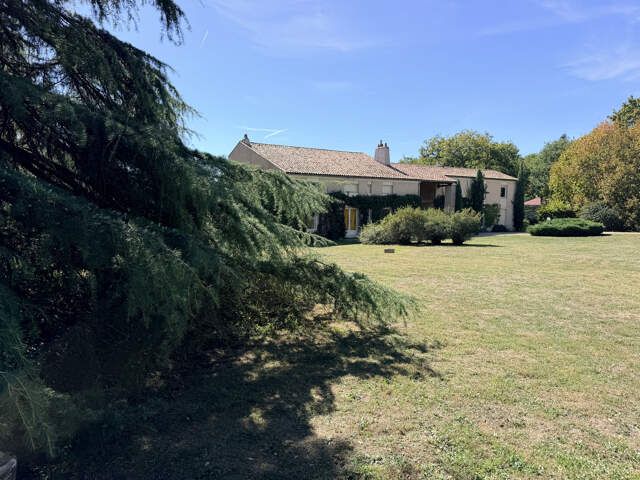 Ensemble de deux maisons sur parc de plus d'un hectare — photo du bien
