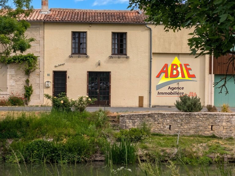 maison en pierre sur DAMVIX Marais Poitevin vue rivière — photo 1