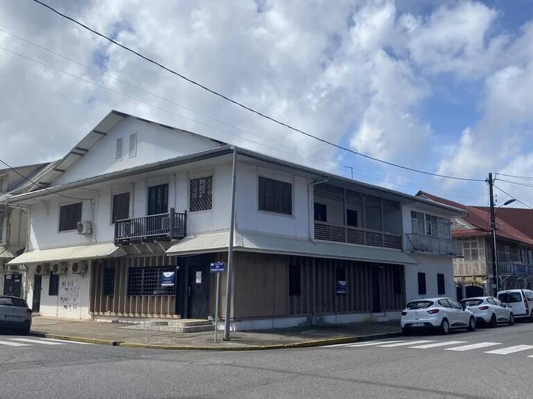 CAYENNE CENTRE-VILLE - ENSEMBLE DE BUREAUX DE 900 M² — photo 1