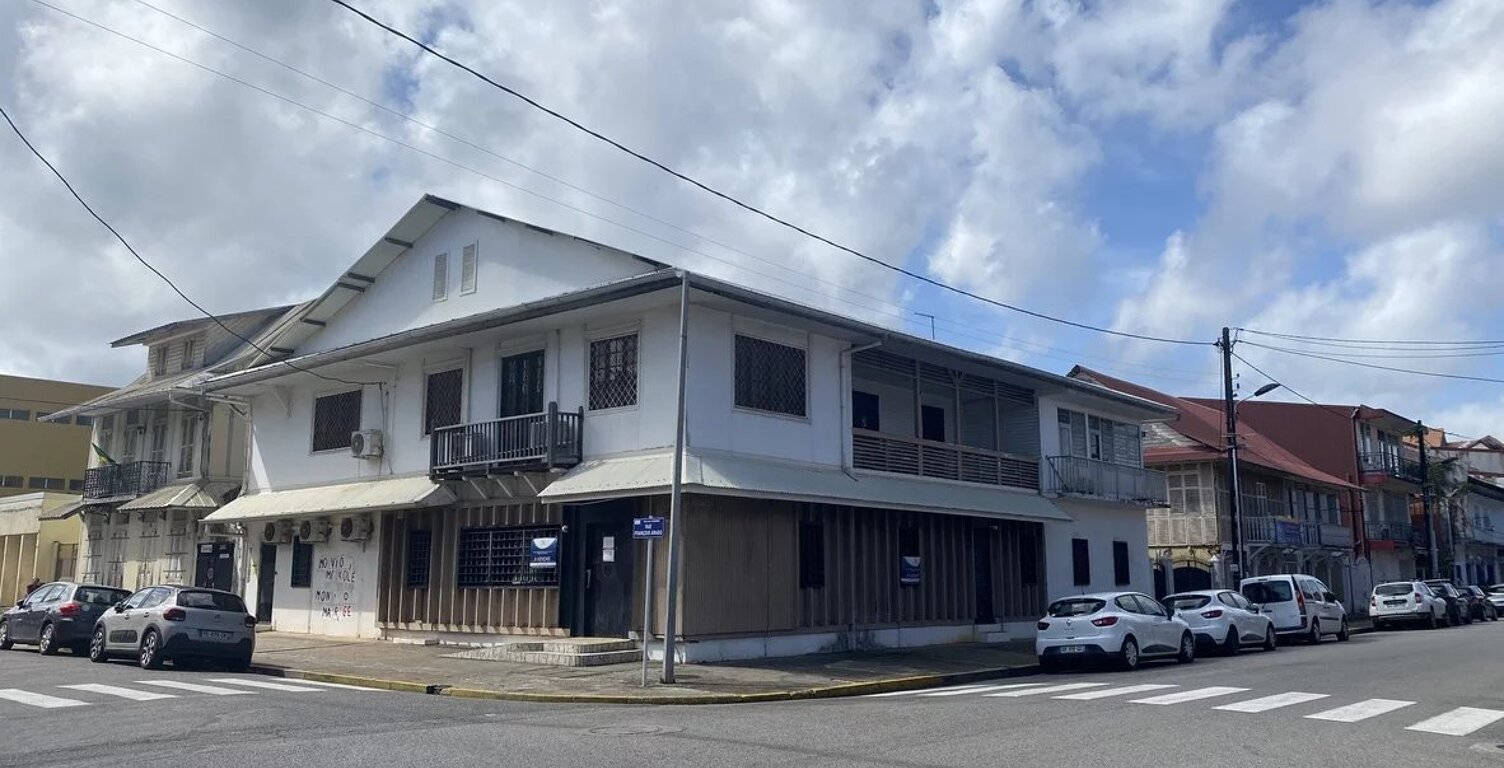 CAYENNE CENTRE-VILLE - ENSEMBLE DE BUREAUX DE 900 M² — photo 1