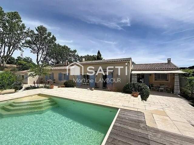 Maison provençale T5 de plain-pied avec terrasses jardin arboré et piscine. — photo du bien