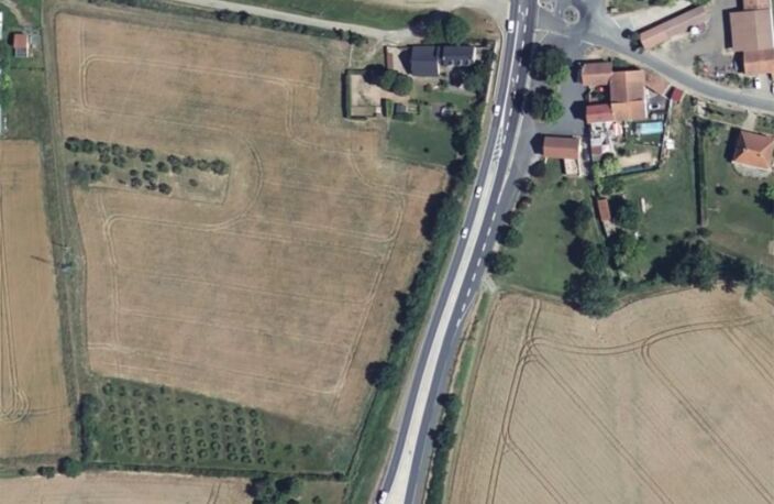 EXCLUSIVITÉ - TERRAIN CLÔTURÉ DE 2,55 HA À VENDRE À AIGUEPERSE — photo 2