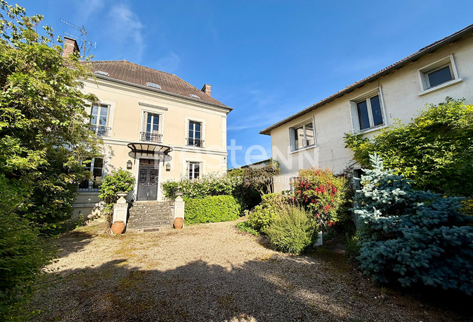 Maison à vendre en plein centre-ville de L'Isle-Adam avec dépendance - 6 chambres — photo 1