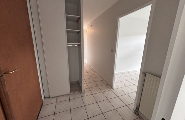 F3 AVEC GARAGE ET CAVE - PLACE DU BICENTENAIRE — photo 2