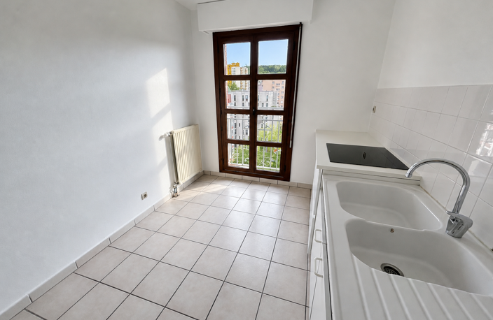 F3 AVEC GARAGE ET CAVE - PLACE DU BICENTENAIRE — photo 4