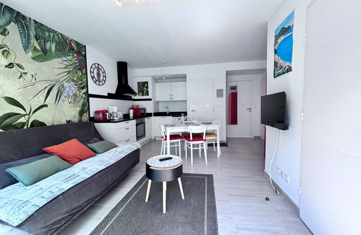 SOUS PROMESSE - Coup de cœur : A VENDRE T2 dernier étage + parking + clim proche plage - AVP IMMO — photo 3