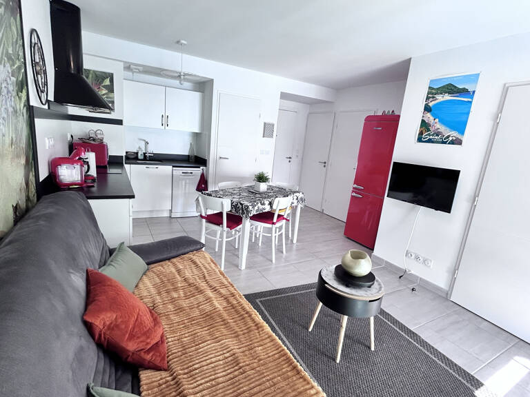 SOUS PROMESSE - Coup de cœur : A VENDRE T2 dernier étage + parking + clim proche plage - AVP IMMO — photo 1