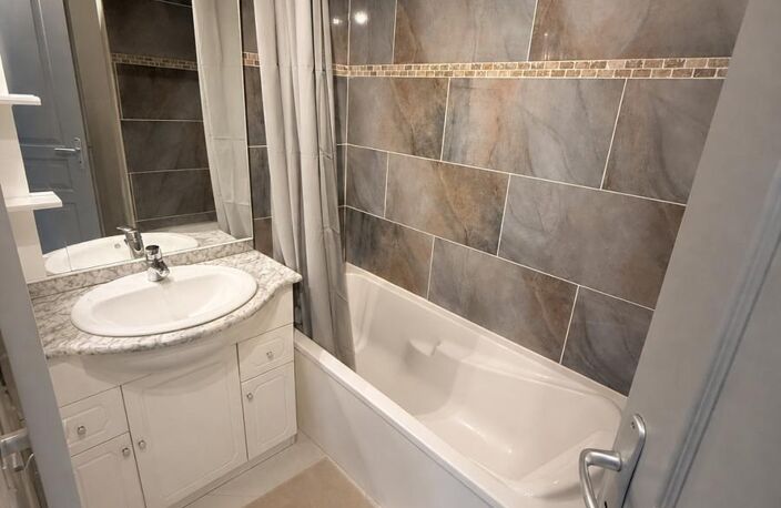 T2 meublé – 41,5 m² – libre de toute occupation – Résidence sécurisée Alco / Saint-Clément — photo 4