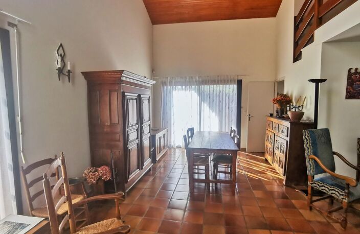 Maison très fonctionnelle sur une parcelle verdoyante dans un quartier calme. — photo 3