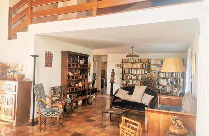 Maison très fonctionnelle sur une parcelle verdoyante dans un quartier calme. — photo 5