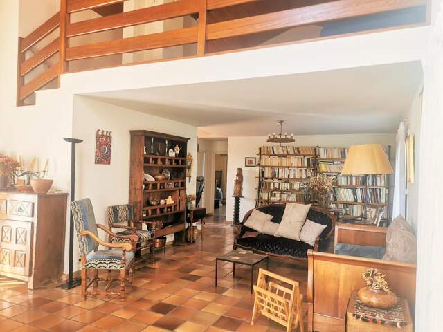 Maison très fonctionnelle sur une parcelle verdoyante dans un quartier calme. — photo du bien