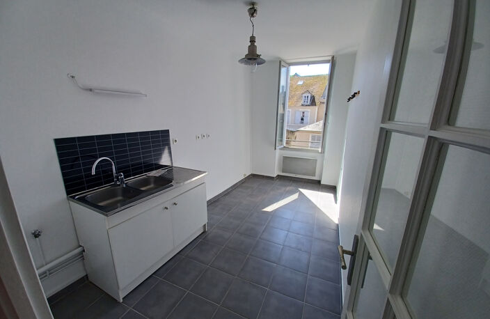 La Charité centre-ville, Grand appartement spacieux T3, trés — photo 4