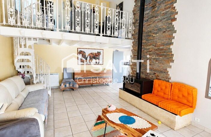 FLOTTES - PROPRIÉTÉ AVEC VUE EXCEPTIONNELLE - 2 HABITATIONS - PISCINE - PANNEAUX SOLAIRES — photo 3