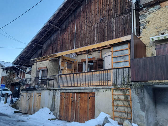 Maison de pays mitoyenne avec garage — photo du bien