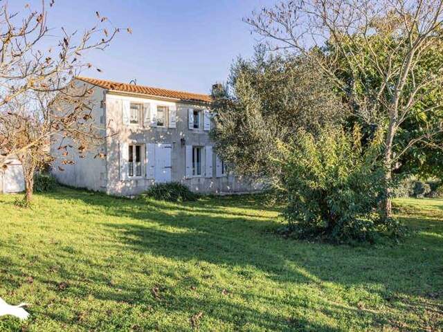Maison en pierre de 5 pièces principales — photo du bien