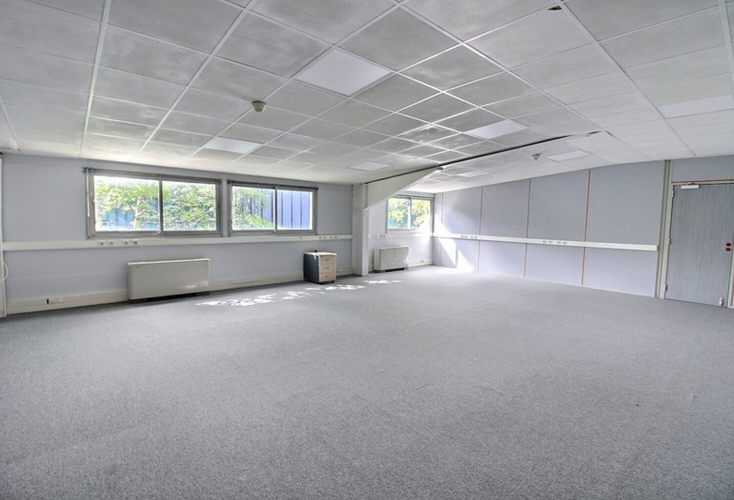 Bureau à louer de 86 m2 cloisonné en deux parties dans une ZAC à Achères au prix de 825 € H.T. H.C. / mois — photo 1