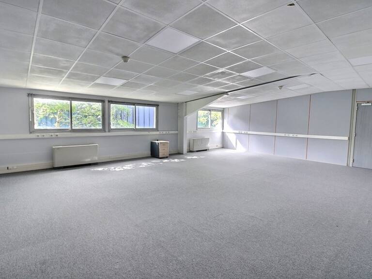 Bureau à louer de 86 m2 cloisonné en deux parties dans une ZAC à Achères au prix de 825 € H.T. H.C. / mois — photo 1