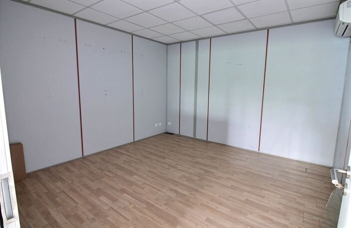 Bureau à louer de 86 m2 cloisonné en deux parties dans une ZAC à Achères au prix de 825 € H.T. H.C. / mois — photo 2