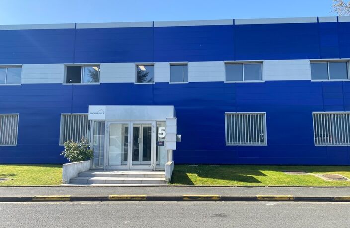 Bureau à louer de 86 m2 cloisonné en deux parties dans une ZAC à Achères au prix de 825 € H.T. H.C. / mois — photo 3