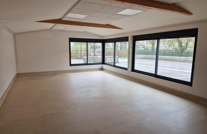 Maison plain pied de 280 m2 sur 613 m2 de terrain clos avec piscine couverte — photo 4