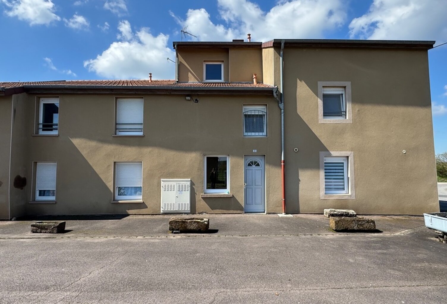 Immeuble à vendre BETTANGE sur terrain de 11,53 ares avec grange — photo 1