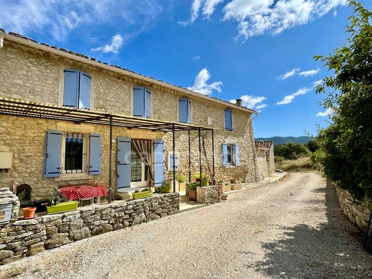 A vendre Bâtisse en pierre rénovée de 235 m² habitables et ses dépendances de 300 m2 - Terrain de 100 000,00 m² — photo 1