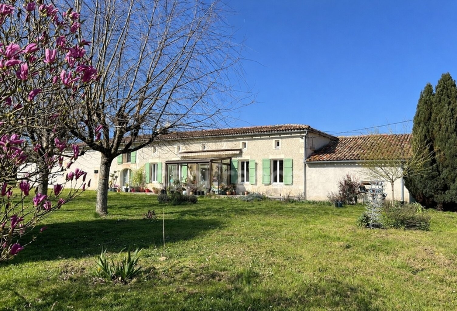 Longère charentaise de 131 m² avec dépendance et hangar - Fort potentiel - Vanzac (17) — photo 1