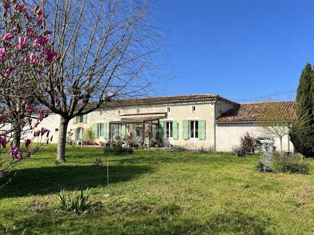Longère charentaise de 131 m² avec dépendance et hangar - Fort potentiel - Vanzac (17) — photo du bien