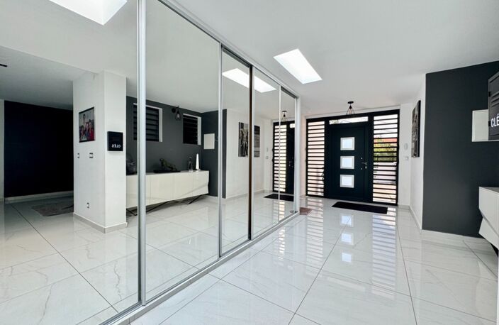 A VENDRE - PROPRIETE D'EXCEPTION AVEC VUE MER ET POTENTIEL LOCATIF REMARQUABLE - SAINTE ANNE — photo 2