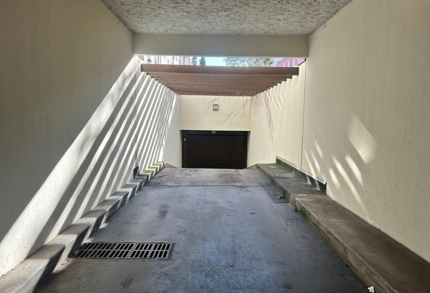 Garage fermé à louer à 100 € CC - 308 rue Paul Bert, 69003 LYON — photo 1