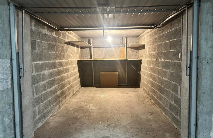 Garage fermé à louer à 100 € CC - 308 rue Paul Bert, 69003 LYON — photo 2