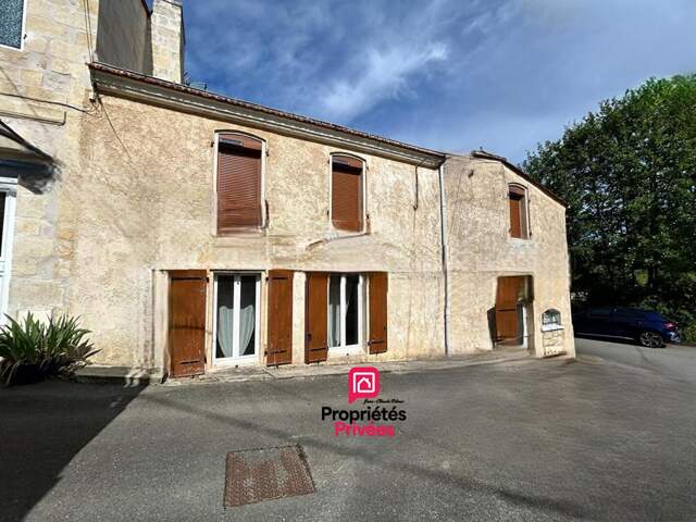 A Blaye plus précisément à Plassac : Maison  de village en pierre 149 m2 - Cuisine indépendante aménagée et équipée - Grand séjour -cheminée en pierre - 4 chambres - garage attenant - atelier- Port de Plaisance — photo du bien