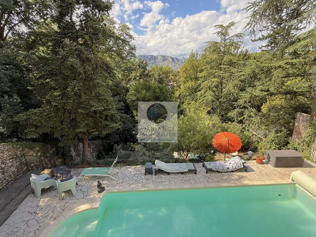 Adresse d'exception entre ville et nature — photo du bien