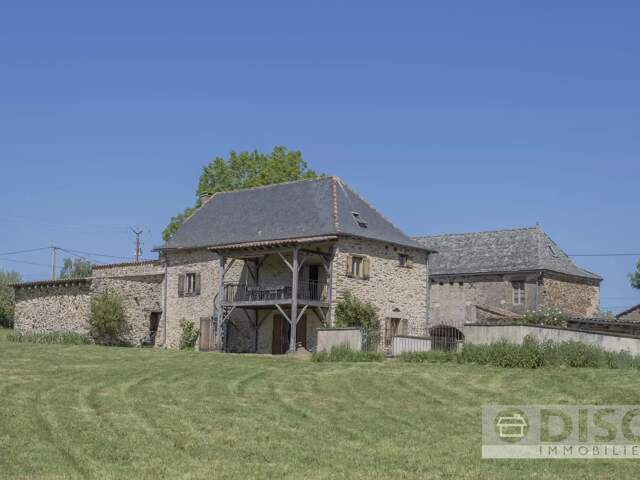Ancien corps de ferme rénové avec piscine, maison d’amis à rénover et vues dégagées. — photo du bien