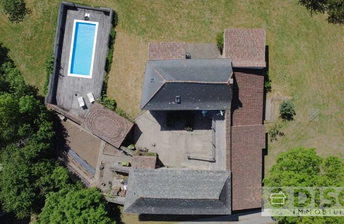 Ancien corps de ferme rénové avec piscine, maison d’amis à rénover et vues dégagées. — photo 2