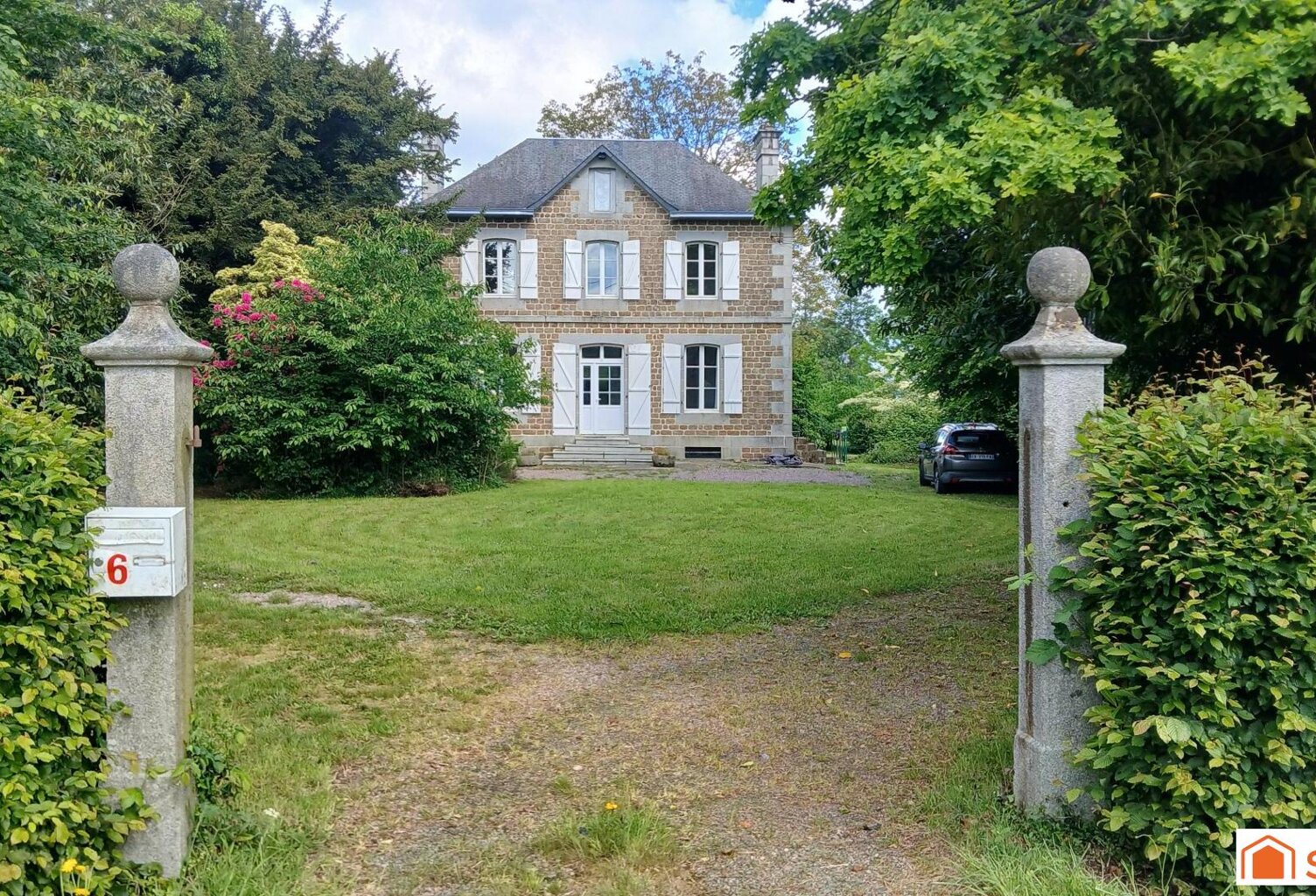 Maison de maitre avec gîte, écurie sur 7,9 ha. — photo 1
