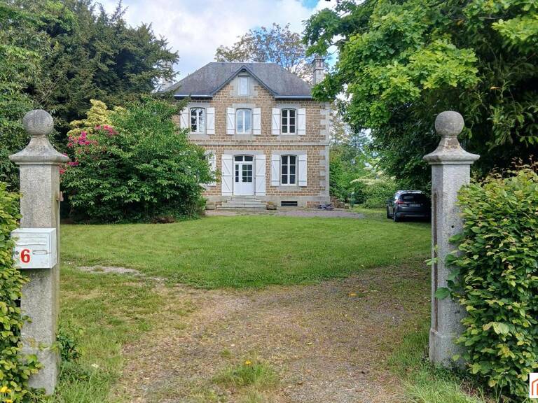 Maison de maitre avec gîte, écurie sur 7,9 ha. — photo 1