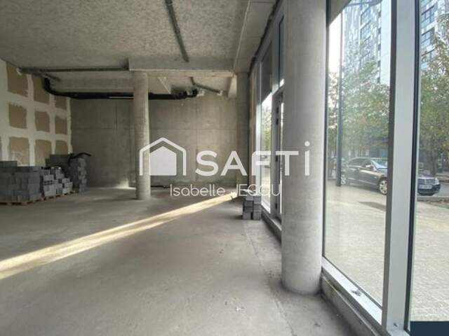LOCAL COMMERCIAL à La Teste de Buch + BUREAUX 58m² et appartement supplémentaire 70m² — photo du bien