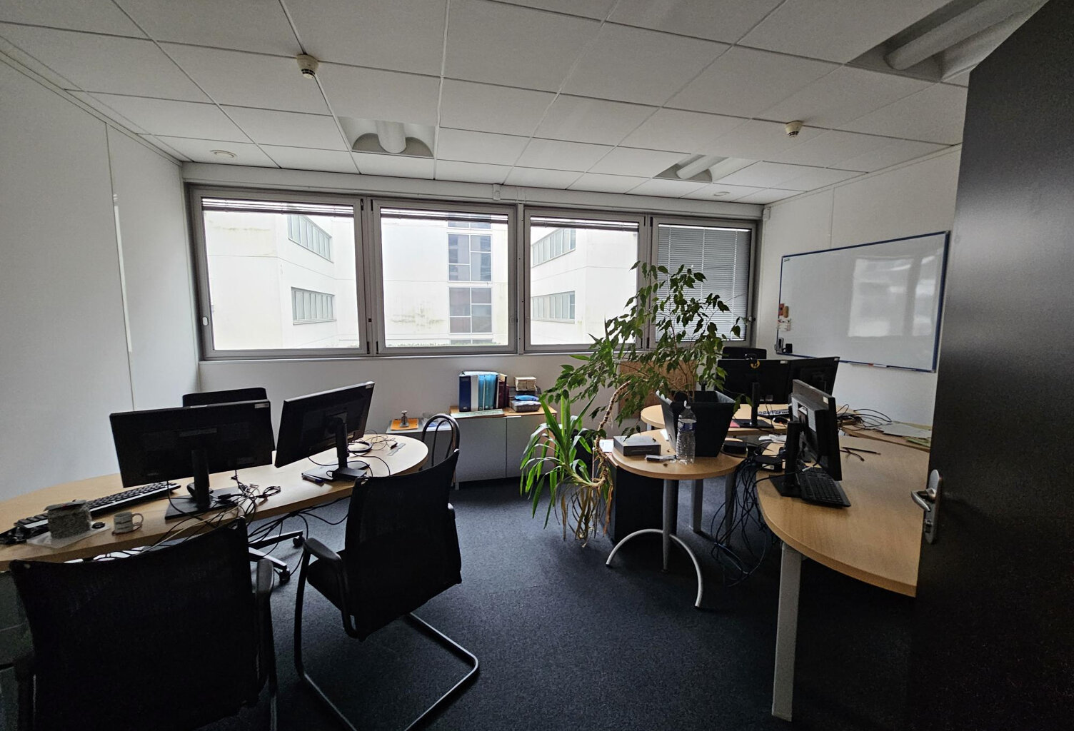 ANGERS SAINT SERGE IMMEUBLE DE BUREAUX A VENDRE — photo 1