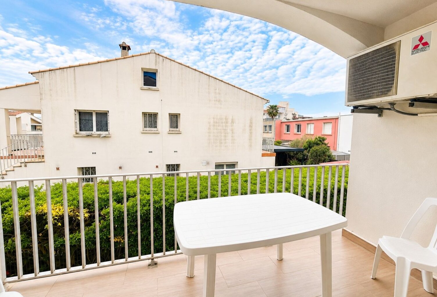 Appartement P2 avec terrasse et parking — photo 1