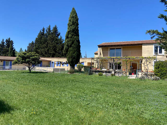 Propriété de style provençal, à fort potentiel de 250 m2 habitables, terrain de 8885m2 — photo du bien