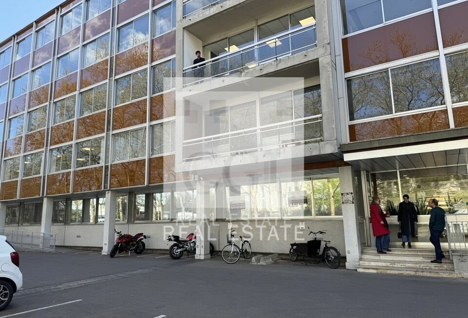 BUREAUX / LOCAL COMMERCIAL à LOUER — photo 1