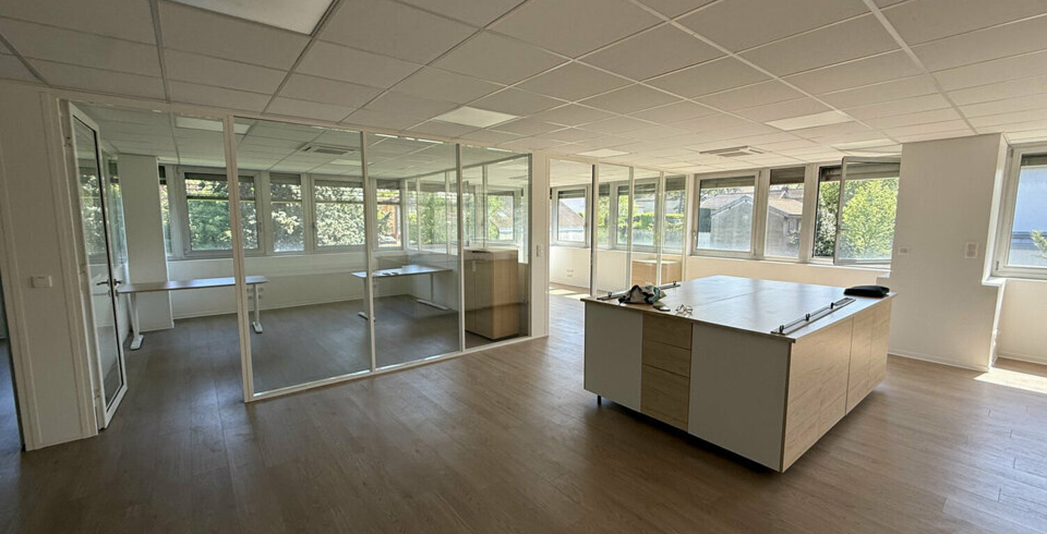 BUREAUX à LOUER — photo 1