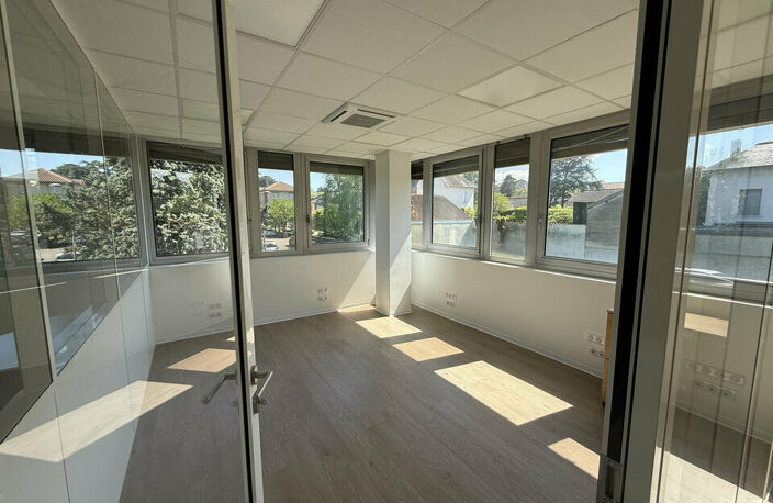 BUREAUX à LOUER — photo 2