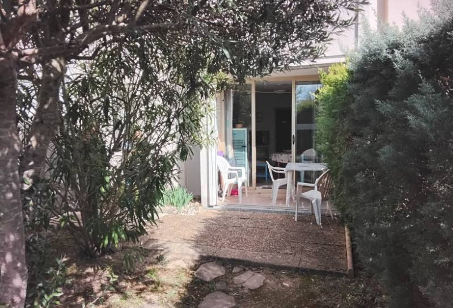 T1 AVEC COIN CHAMBRE EN RDJ THERMES A PIED — photo 1