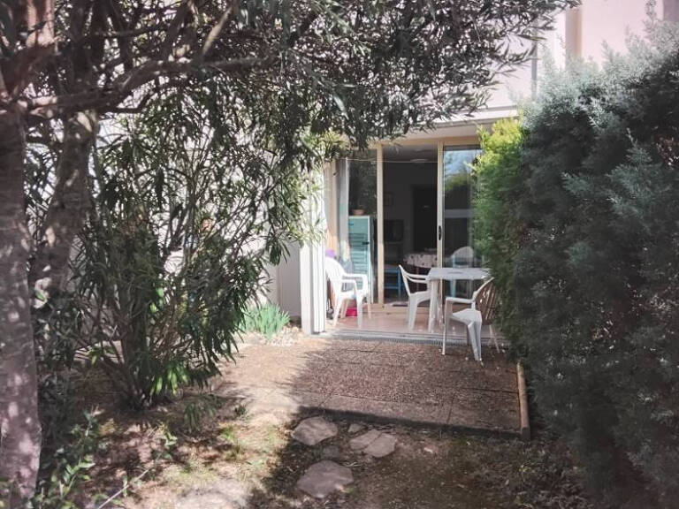 T1 AVEC COIN CHAMBRE EN RDJ THERMES A PIED — photo 1