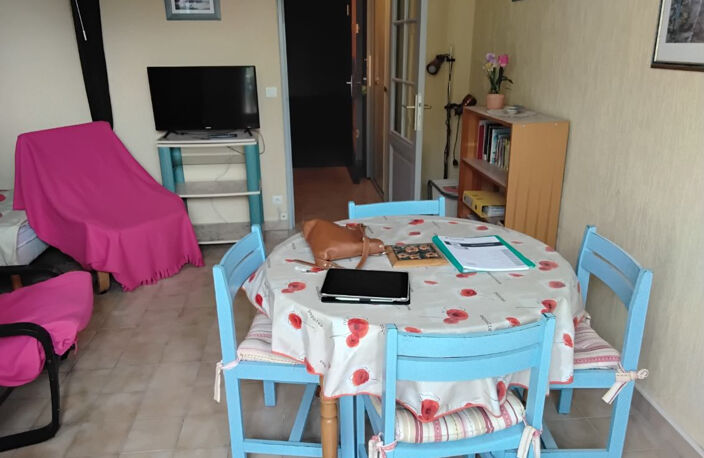 T1 AVEC COIN CHAMBRE EN RDJ THERMES A PIED — photo 2