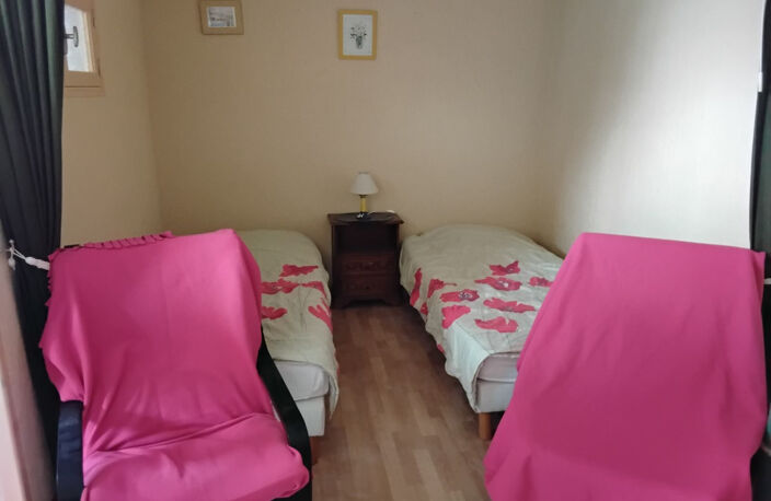 T1 AVEC COIN CHAMBRE EN RDJ THERMES A PIED — photo 4