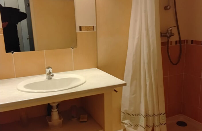 T1 AVEC COIN CHAMBRE EN RDJ THERMES A PIED — photo 5